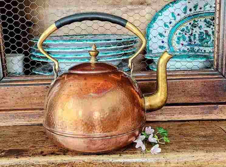 کتری مسی قاجاری با طراحی الهام گرفته از ظروف دوره قاجار